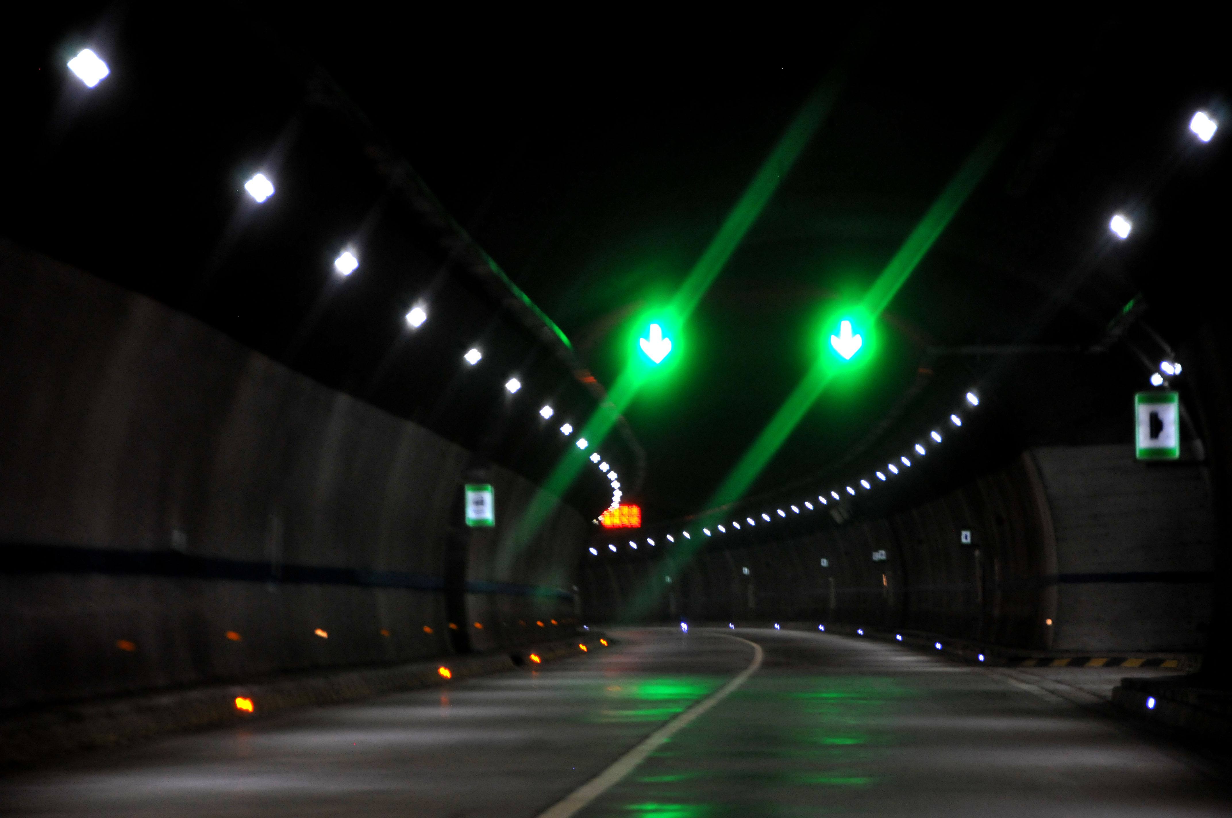 隧道里突然發生事故怎么辦(圖1) 隧道里突然發生事故怎么辦(圖1)