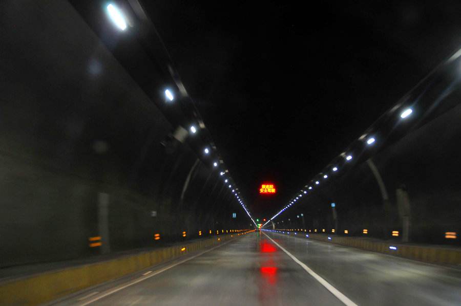 隧道里突然發生事故怎么辦(圖2) 隧道里突然發生事故怎么辦(圖2)