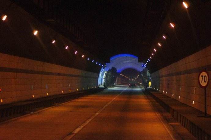 隧道里突然發生事故怎么辦(圖3) 隧道里突然發生事故怎么辦(圖3)